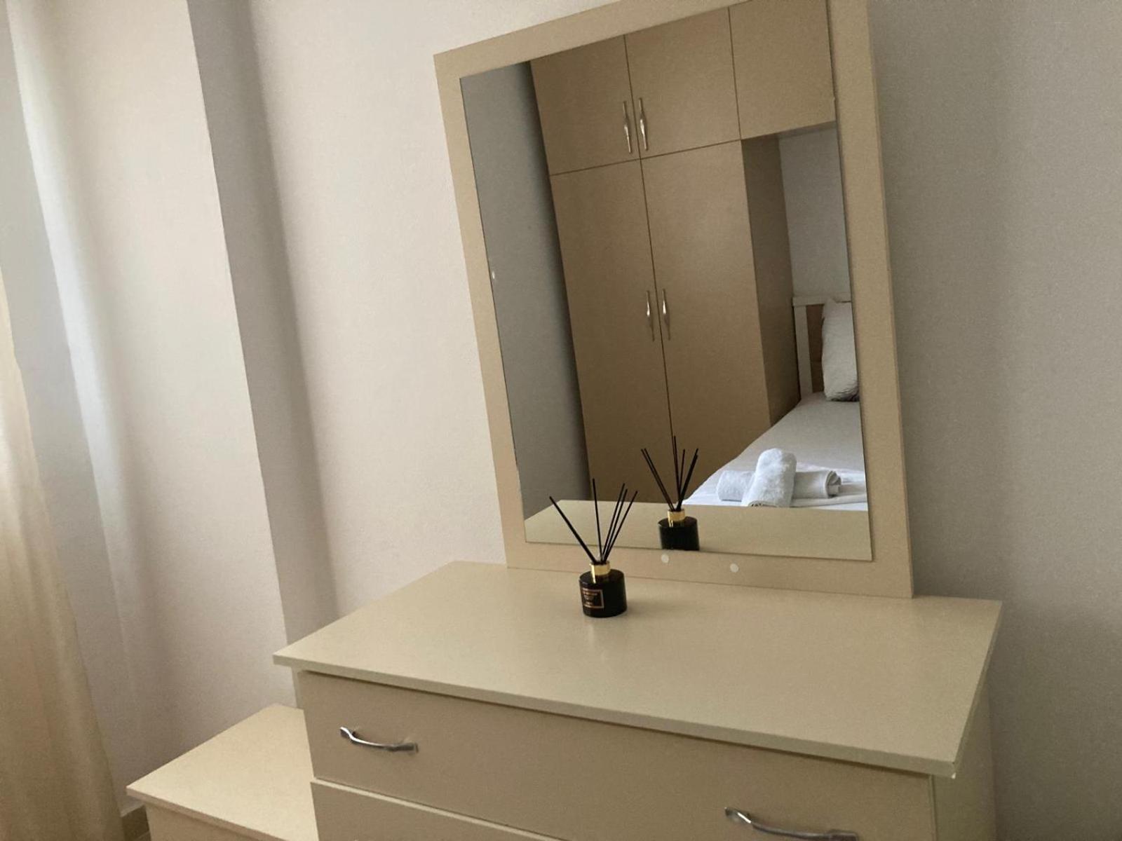 Hergi Apartament Vlore Bagian luar foto